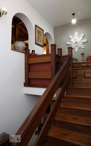 Casa para alugar com 438m², 4 quartos e 5 vagasEscada