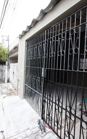 Casa à venda com 180m², 2 quartos e 1 vaga Casa à venda com 180m², 2 quartos e 1 vagaFachada