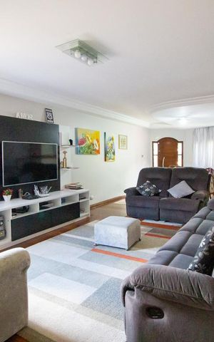 Casa à venda com 330m², 3 quartos e 4 vagas Casa à venda com 330m², 3 quartos e 4 vagasSala