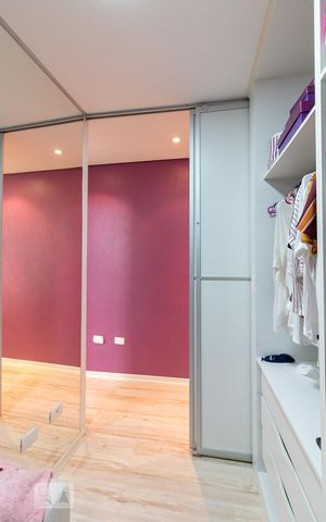 Casa à venda com 500m², 5 quartos e 8 vagasCloset quarto 1 suíte
