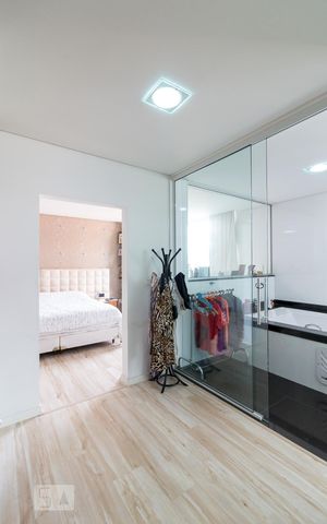 Casa à venda com 500m², 5 quartos e 8 vagasCloset quarto 4 suíte