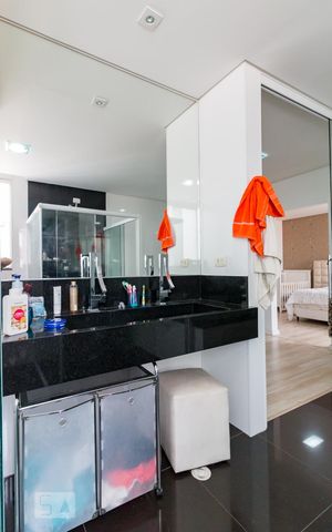 Casa à venda com 500m², 5 quartos e 8 vagasBanheiro quarto 4 suíte