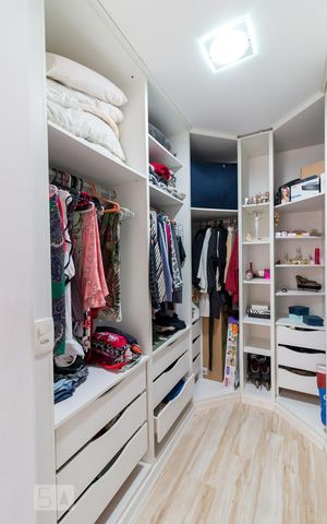 Casa à venda com 500m², 5 quartos e 8 vagasCloset quarto 4 suíte