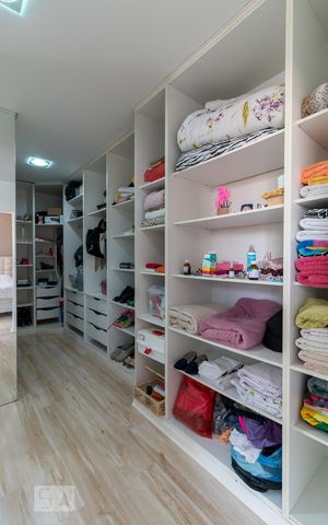 Casa à venda com 500m², 5 quartos e 8 vagasCloset quarto 4 suíte