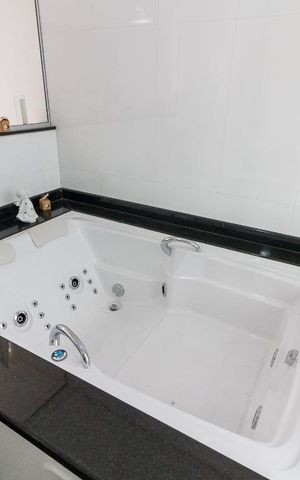 Casa à venda com 500m², 5 quartos e 8 vagasBanheiro quarto 4 suíte - banheira