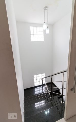 Casa à venda com 500m², 5 quartos e 8 vagasEscadas