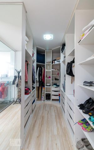 Casa à venda com 500m², 5 quartos e 8 vagasCloset quarto 4 suíte