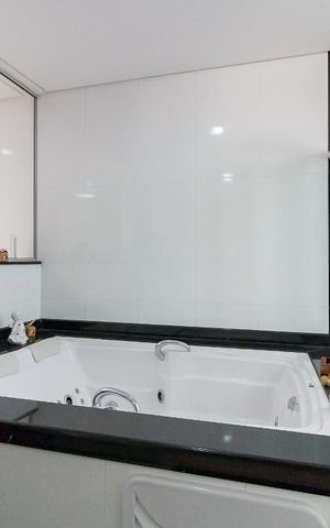 Casa à venda com 500m², 5 quartos e 8 vagasBanheiro quarto 4 suíte