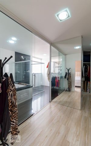Casa à venda com 500m², 5 quartos e 8 vagasCloset quarto 4 suíte