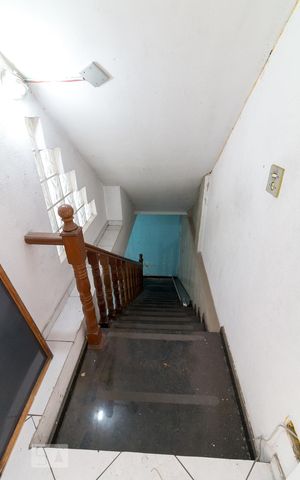 Casa à venda com 500m², 5 quartos e 8 vagasEscadas para subsolo
