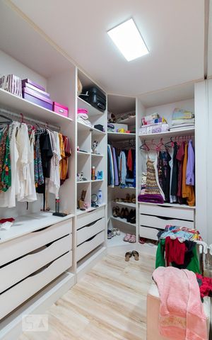 Casa à venda com 500m², 5 quartos e 8 vagasCloset quarto 1 suíte