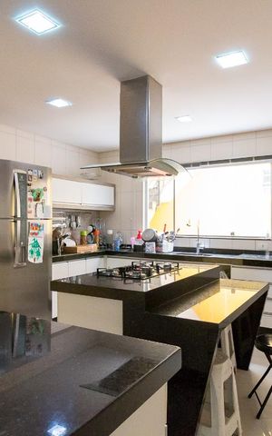 Casa à venda com 500m², 5 quartos e 8 vagasCozinha