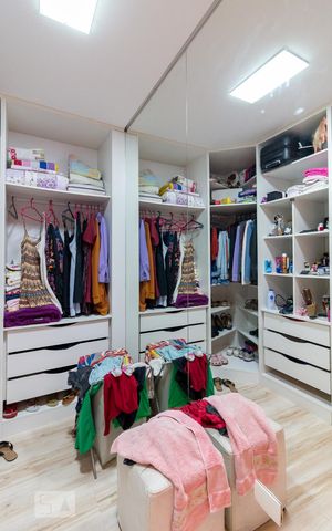Casa à venda com 500m², 5 quartos e 8 vagasCloset quarto 1 suíte