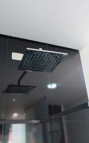 Casa à venda com 500m², 5 quartos e 8 vagasBanheiro quarto 4 suíte - chuveiro