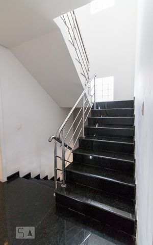 Casa à venda com 500m², 5 quartos e 8 vagasEscadas