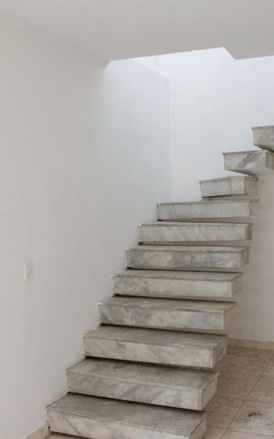 Casa à venda com 200m², 3 quartos e 2 vagasSala - Escada