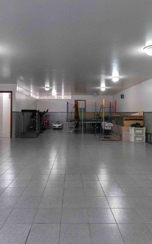 Casa à venda com 500m², 4 quartos e 6 vagas Casa à venda com 500m², 4 quartos e 6 vagasGaragem