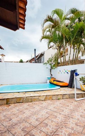 Casa de condomínio à venda com 200m², 3 quartos e 2 vagas Casa de condomínio à venda com 200m², 3 quartos e 2 vagasFundos com Piscina