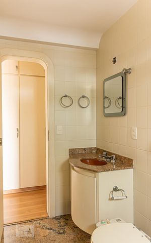 Apartamento à venda com 226m², 4 quartos e 3 vagas Apartamento à venda com 226m², 4 quartos e 3 vagasBanheiro da Suíte 1