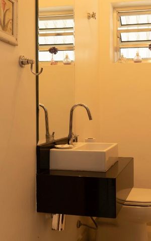 Casa à venda com 200m², 4 quartos e 4 vagas Casa à venda com 200m², 4 quartos e 4 vagasLavabo