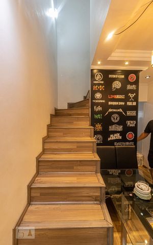 Casa de condomínio à venda com 70m², 2 quartos e 2 vagas Casa de condomínio à venda com 70m², 2 quartos e 2 vagasEscada