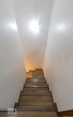 Casa de condomínio à venda com 70m², 2 quartos e 2 vagas Casa de condomínio à venda com 70m², 2 quartos e 2 vagasEscada
