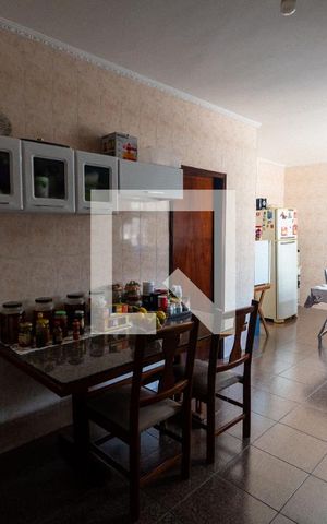 Casa à venda com 200m², 2 quartos e 3 vagas Casa à venda com 200m², 2 quartos e 3 vagasCozinha