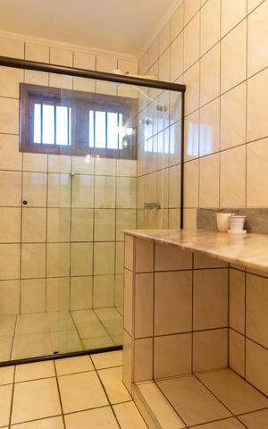 Casa à venda com 590m², 4 quartos e 4 vagas Casa à venda com 590m², 4 quartos e 4 vagasBanheiro da Suíte 03