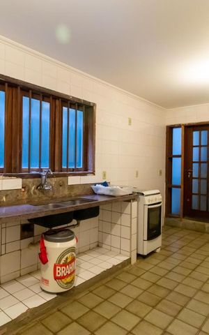 Casa à venda com 590m², 4 quartos e 4 vagas Casa à venda com 590m², 4 quartos e 4 vagasCozinha