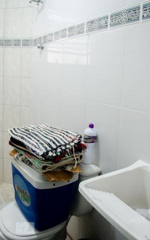 Casa à venda com 200m², 4 quartos e 2 vagasCasa 1 - Banheiro 2 / Área de Serviço