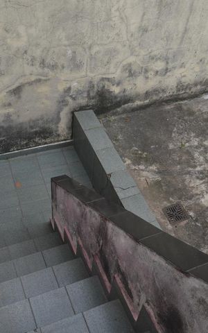 Casa à venda com 240m², 2 quartos e 2 vagasEscada de saída da Edícula sentido quintal