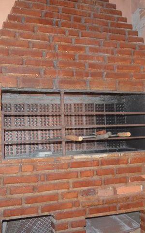 Casa à venda com 240m², 2 quartos e 2 vagasChurrasqueira no quintal