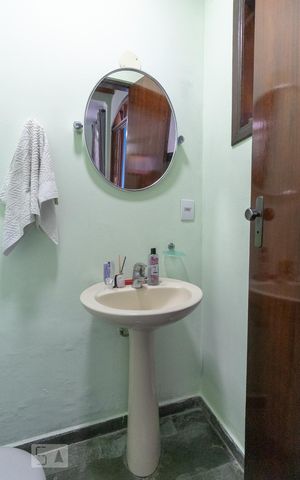 Casa para alugar com 59m², 1 quarto e 3 vagas Casa para alugar com 59m², 1 quarto e 3 vagasBanheiro