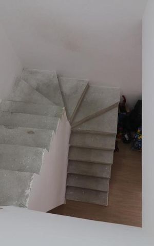 Casa à venda com 127m², 3 quartos e 4 vagas Casa à venda com 127m², 3 quartos e 4 vagasescada de acesso aos dormitórios