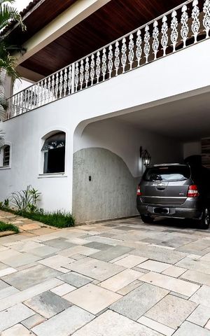 Casa à venda com 350m², 5 quartos e 4 vagas Casa à venda com 350m², 5 quartos e 4 vagasGaragem