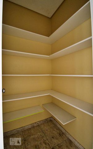 Casa de condomínio para alugar com 576m², 4 quartos e 4 vagasDespensa