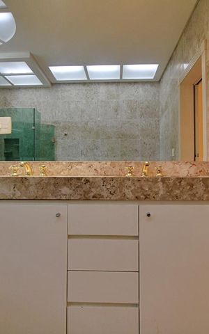 Casa de condomínio para alugar com 576m², 4 quartos e 4 vagasBanheiro da Suíte Master