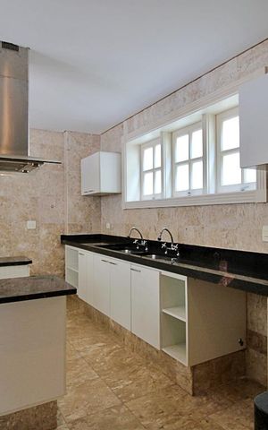 Casa de condomínio para alugar com 576m², 4 quartos e 4 vagasCozinha