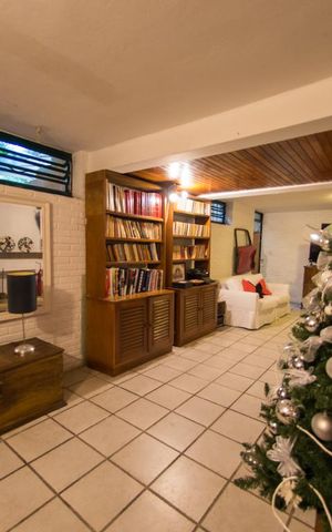 Casa à venda com 300m², 4 quartos e 2 vagas Casa à venda com 300m², 4 quartos e 2 vagasSala