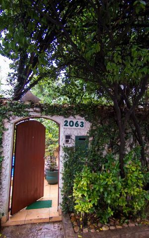 Casa à venda com 300m², 4 quartos e 2 vagas Casa à venda com 300m², 4 quartos e 2 vagasFachada