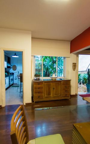 Casa à venda com 300m², 4 quartos e 2 vagas Casa à venda com 300m², 4 quartos e 2 vagasSala
