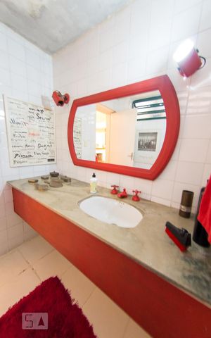 Casa à venda com 300m², 4 quartos e 2 vagas Casa à venda com 300m², 4 quartos e 2 vagasBanheiro