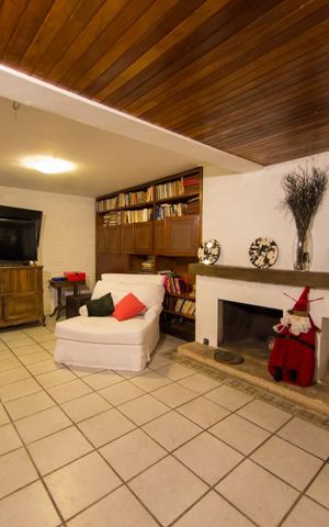 Casa à venda com 300m², 4 quartos e 2 vagas Casa à venda com 300m², 4 quartos e 2 vagasSala
