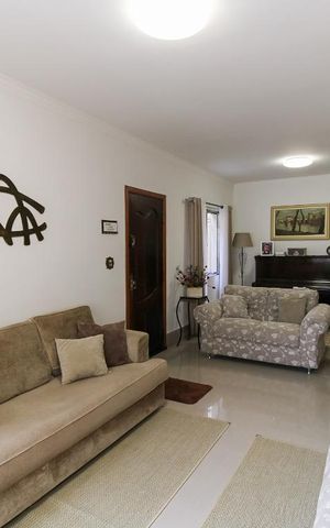 Casa à venda com 150m², 3 quartos e 4 vagas Casa à venda com 150m², 3 quartos e 4 vagasSala