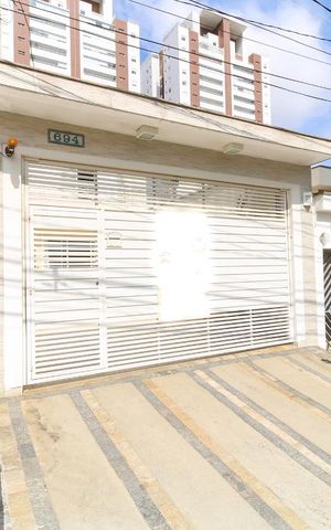 Casa à venda com 150m², 3 quartos e 4 vagas Casa à venda com 150m², 3 quartos e 4 vagasFachada
