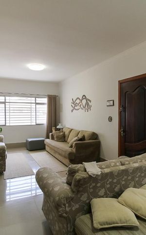 Casa à venda com 150m², 3 quartos e 4 vagas Casa à venda com 150m², 3 quartos e 4 vagasSala