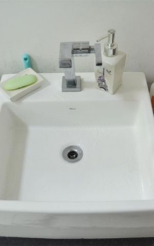 Casa de condomínio à venda com 97m², 3 quartos e sem vagaBanheiro - Torneira