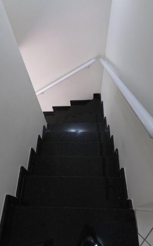 Casa de condomínio à venda com 90m², 3 quartos e 4 vagas Casa de condomínio à venda com 90m², 3 quartos e 4 vagasEscada de acesso aos dormitórios