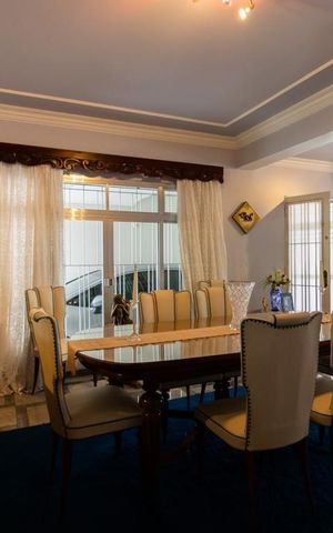 Casa à venda com 357m², 3 quartos e 7 vagas Casa à venda com 357m², 3 quartos e 7 vagasSala