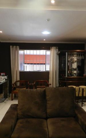 Casa à venda com 250m², 4 quartos e 2 vagasSala
